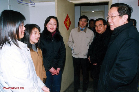 2005年5月16日，中央政治局委员、湖北省委书记俞正声在武汉大学学生宿舍与学生们交谈。   新华社