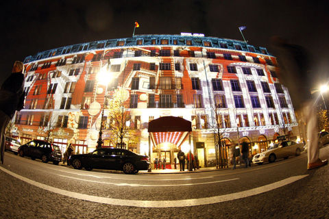 阿德隆凯宾斯基饭店，柏林英国女王上一次访问柏林，就住在勃兰登堡门附近的阿德隆凯宾斯基饭店。除此以外，饭店还接待过爱德华七世、沙皇尼古拉斯二世、克林顿、奥巴马等名人。图为当地时间2007年10月28日，德国柏林，夜里的阿德龙饭店灯火通明。这个全世界著名的奢侈饭店迎来百年纪念日。     东方IC