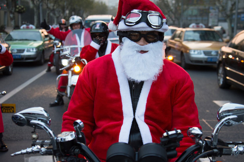 12月24日，圣诞节临近，上海二三十位哈雷车主自发组织起来，穿戴成圣诞老人的模样，沿路一边骑车一边为路人发送糖果。    任杰/CFP