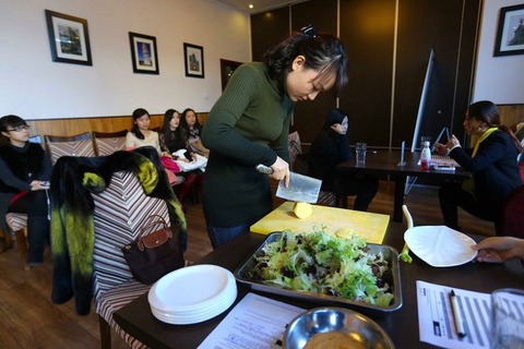 北京亿万富豪相亲面试 看外貌考切土豆丝