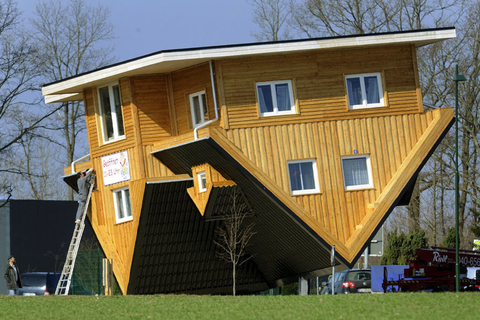 德国北部小镇比斯平根“疯狂的房子”，外观上下颠倒。      HOLGER HOLLEMANN/东方IC