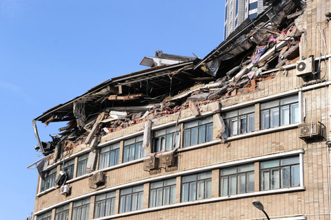 12月30日，上海市延安东路110号四川大楼靠延安路一侧的顶部两层楼面坍塌，所幸事故未造成人员伤亡。据了解，坍塌楼面近来正在进行内部装修，事故原因可能和施工不当有关。    杨奕/CFP