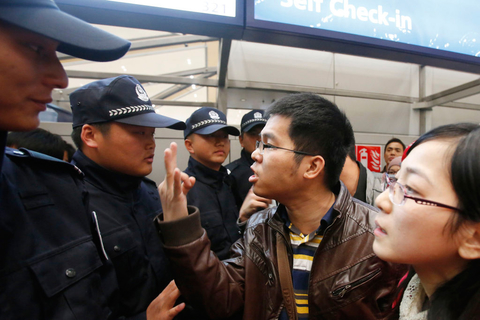 2012年1月3日以来，昆明长水机场因大雾天气而导致大量航班延误或取消，大量旅客滞留。为尽力追回取消航班，保障旅客出行顺利，4日长水机场执行了有史以来单日保障航班量最高的794架次，但仍有20航班取消，机场曾一顿陷入混乱。