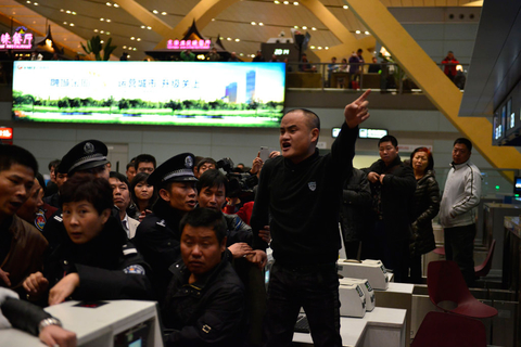 2012年1月3日以来，昆明长水机场因大雾天气而导致大量航班延误或取消，大量旅客滞留。为尽力追回取消航班，保障旅客出行顺利，4日长水机场执行了有史以来单日保障航班量最高的794架次，但仍有20航班取消，机场曾一顿陷入混乱。