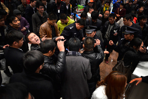 2012年1月3日以来，昆明长水机场因大雾天气而导致大量航班延误或取消，大量旅客滞留。为尽力追回取消航班，保障旅客出行顺利，4日长水机场执行了有史以来单日保障航班量最高的794架次，但仍有20航班取消，机场曾一顿陷入混乱。