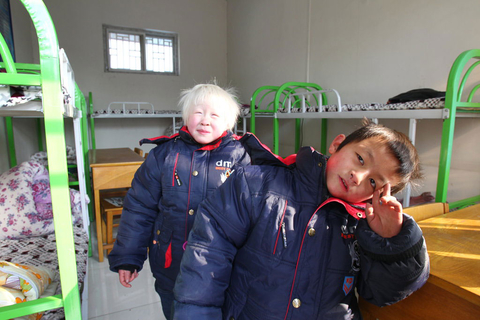 1月5日，河南兰考县“1.04”火灾发生后，兰考县对袁厉害收养的其他10名孩子进行安置。图为孩子们在兰考县救助站。  CFP