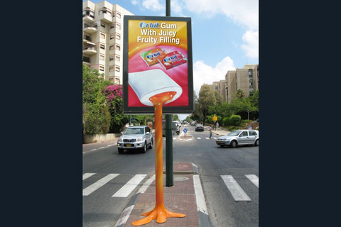 口香糖广告：糖果内部的糖浆流出来，正好形成了支撑的栏杆，着实让人垂涎。