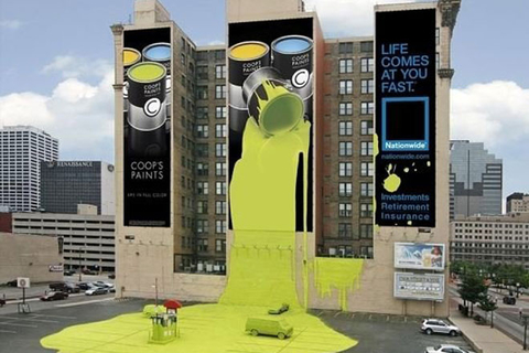 保险公司广告：流出画面的绿色油漆海报，是美国德克萨斯州的保险公司为了鼓励人们，购买全国保险而精心制作的。这家公司租用了三面墙、三辆车以及这家停车场，才得以完成这幅广告。