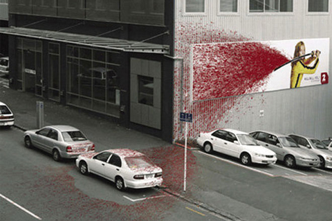 电影宣传广告：鲜血从乌玛-瑟曼(Uma Thurman)的剑上喷涌出来，喷溅到了停在新西兰首都奥克兰的这条街道上的两辆汽车上，当然这两辆汽车是“杀死比尔”制作方雇佣的，这都是为了增加塔伦蒂诺(Tarantino)的这部电影的血腥效果。