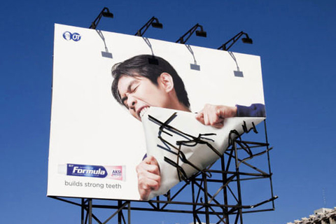 牙膏广告：为了说明使用Formula牙膏可以刷出“强健的牙齿”，这一海报的底角处被删除，并在相对应的地方画上黑色痕迹，以增强视觉效果。