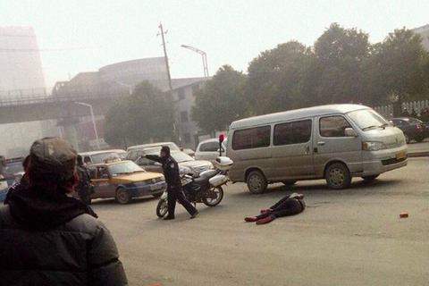 1月10日上午10点50分左右，长沙市晚报大道君逸山水酒店附近发生一起枪击案，一人面部中枪，一人被砖头砸中头部，生死不详。持枪人所在的三菱越野车后备箱还有大量管制刀具等物。案件详情和真实情况尚未得到警方证实。  图为事发现场。  夜天/CFP