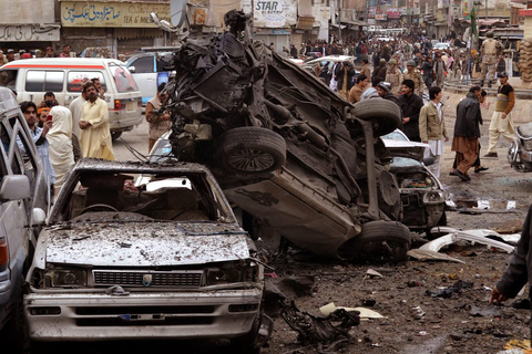 据巴基斯坦媒体1月10日报道，巴基斯坦西南部城市奎达10日发生连环爆炸袭击事件，造成至少81人丧生，另有120多人受伤。奎达警方已证实，这两起爆炸均为自杀式炸弹袭击。极端主义团体“坚格维军”已经宣称制造了这两起袭击事件。图为爆炸现场。 WAHEED KHAN/CFP
