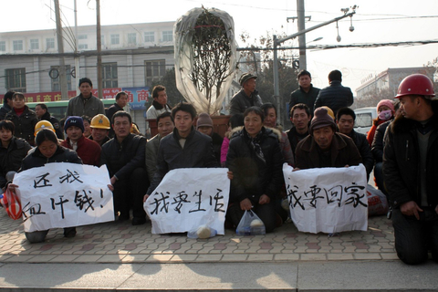 陕西富平县上千农民工跪地讨薪