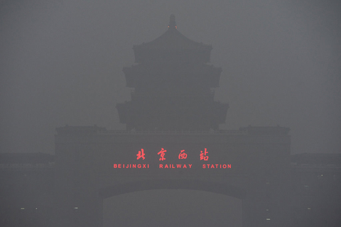 连日来，中国中东部大部地区持续遭遇严重的雾霾天气，大雾造成严重空气污染，多地PM2.5值濒临“爆表”，北京城区PM2.5值曾一度逼近1000。而本次雾霾引发的交通延误、病患增加等一系列“连锁反应”，再度引发了全社会对于空气质量的关注。图为1月12日，大雾中的北京西站。  CFP