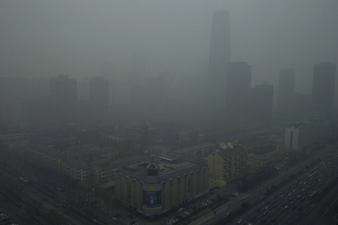2013年1月13日，北京雾霾天气持续。  Ng Han Guan/东方IC 