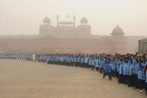 2009年11月7日，印度新德里，学生在大雾中排队参观德里红堡。印度大力兴建2010年英联邦运动会场馆给周边地区带来严重空气污染。  RAVEENDRAN/东方IC