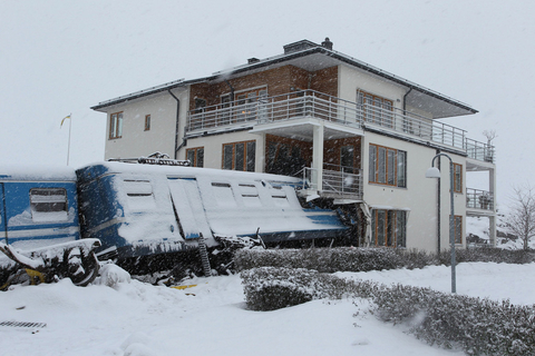 瑞典清洁工偷开火车 车辆失控撞民居