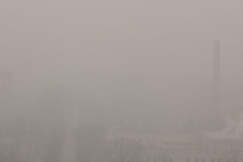 摄影师从2012年1月到12月连续拍摄北京朝阳区CBD核心区到中国传媒大学一带的天气，此组图从每月选取了一张。图为2012年01月18日，北京朝阳区CBD核心区到中国传媒大学一带天气情况。   王一坤/CFP