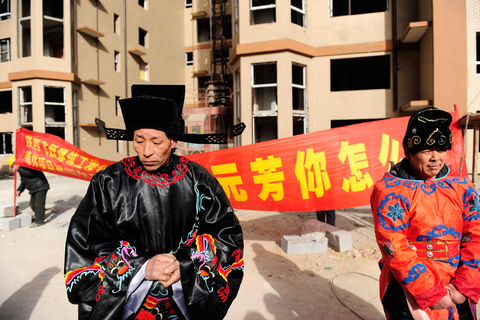 1月15日，陕西西安高陵县维也纳森林小区四号楼前，农民工扮狄仁杰元芳讨薪。据了解，陕西飞跃建筑工程公司维也纳森林项目部拖欠百余农民工400多万工钱，几个农民工凑了些钱，以每天一百元的价格租来戏服，以这种无奈的方式讨薪。   华商报叶原/CFP