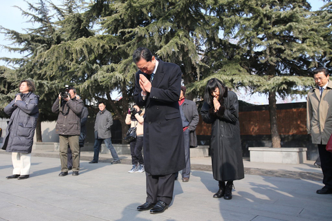 日本前首相鸠山参观侵华日军南京大屠杀遇难同胞纪念馆