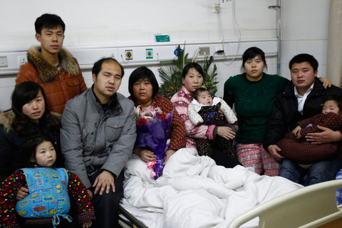 袁厉害在医院与家人拍下“全家福”