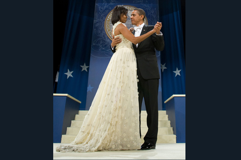 米歇尔在2009年奥巴马总统就职典礼舞会上穿的白色礼服。   SAUL LOEB/东方IC