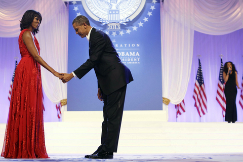 1月21日，白宫举行舞会庆祝奥巴马就职连任。但按照传统，舞会属私人派对，一般并不对外公开。出席的除了奥巴马与他的家人，还有他的竞选团队成员。   Charles Dharapak/东方IC