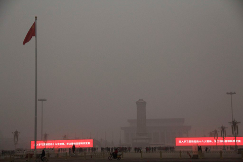 1月22日上午7时，北京市发布大雾黄色预警信号，市东部地区有大雾天气，局地能见度小于500米。23日9时实况监测显示，北京城区空气质量再次达到最严重的六级严重污染。   胖毛/CFP