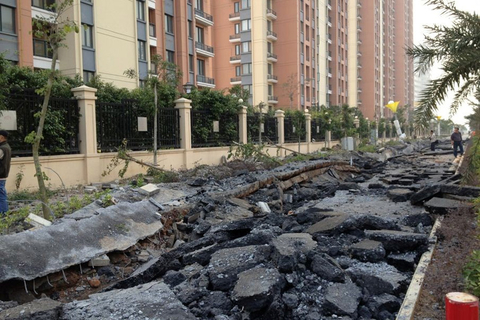 广西北海地下管道爆炸 百米路面被掀翻