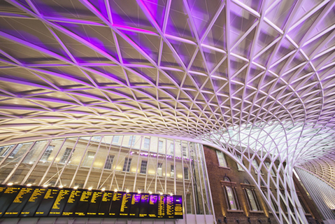 英国伦敦为迎接2012伦敦奥运重新设计改造的国王十字车站，JohnMcAslan为西大厅设计了一个跨度150米、覆盖整个半圆形西大厅的白色网格顶篷，这几乎是欧洲最大的单跨车站结构。   东方IC