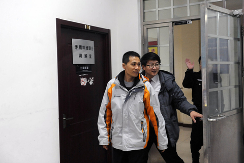 1月28日，重庆不雅视频爆料人朱瑞峰在北京协助重庆警方调查不雅视频案件。朱瑞峰日前表示，除受到处理的11名官员，他手里还掌握多名重庆市厅级以上官员的不雅视频。图为朱瑞峰走出调解室。     徐晓帆/CFP