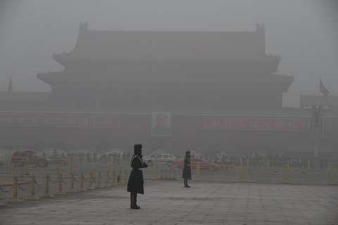1月29日清晨，北京地区雾霾天气持续，能见度不足50米。这已经是1月以来雾霾第四次侵扰京城。图为天安门广场雾霾情况。  王敬华/CFP