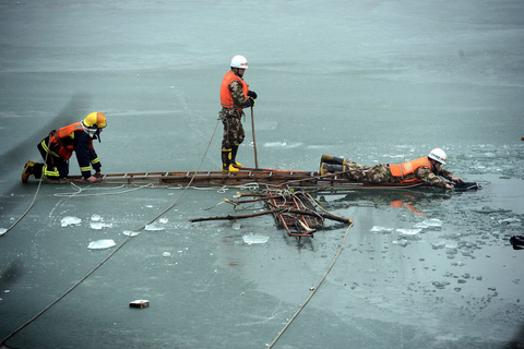 郑州西流湖冰面坍塌 一青年为救同学溺亡