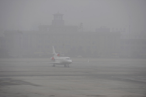 1月29日的雾霾天气给北京首都国际机场的航班正常运行造成影响，截至下午17时，首都机场共取消航班49架次。图为飞机掩藏在雾霾中。    京华时报 徐晓帆/CFP