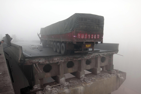 2月1日早，河南连霍高速三门峡渑池段k741+900段的义昌大桥南半幅发生坍塌。据央视报道，事故原因是一辆载满烟花爆竹的货车行驶时爆炸，引起桥面断裂。目前已造成9人死亡，11人受伤。图为事故现场。   肖孟/新华社