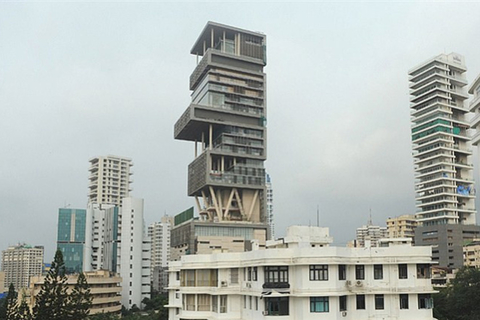 印度首富穆克什·安巴尼为自己建造了价值10亿美元的全世界最贵豪宅——“Antilla”。大楼共27层，高173米，有9部电梯，160个停车位，内部设3个直升机停机坪，居住面积高达3.7万平方米。安巴尼雇用了600名管理人员，负责大楼的日常维护。