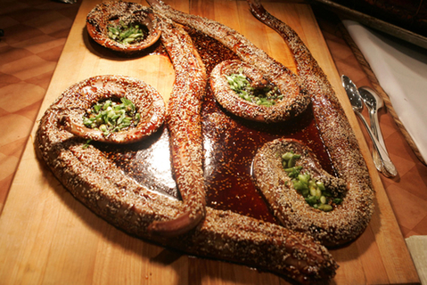 2005年3月19日，美国探险家俱乐部年度特色美食宴上的蛇宴。    Nancy Kaszerman/东方IC