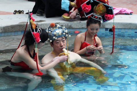 2月2日，河南鲁山县上汤镇一家温泉会所开业，一名山西男子花费十万元拍得“帝王头汤”，在开业现场做“帝王”扮相，在“嫔妃”、“宫女”、“太监”的服侍下，享受“帝王”和头道汤的待遇。     王中举/东方IC