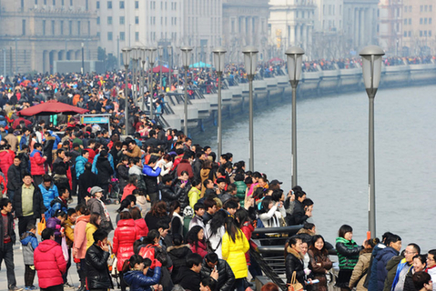 2月10日，上海外滩观光平台上游人如织。     钟阳/东方IC