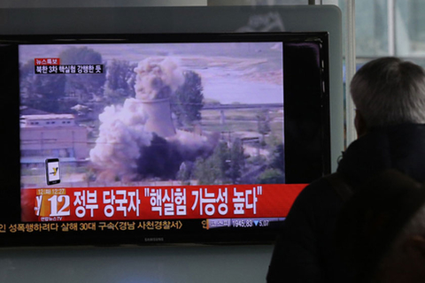 2013年2月12日，朝鲜中央通讯社报道，朝鲜当天成功进行了第三次地下核试验。中国外交部对此表示坚决反对。韩国总统李明博当天召集了紧急安保会议，韩国军方也正式进入对应朝鲜核试验的紧急状态。日本首相安倍晋三宣布，日本将采取包括单独制裁在内的各种手段应对朝鲜核试验。