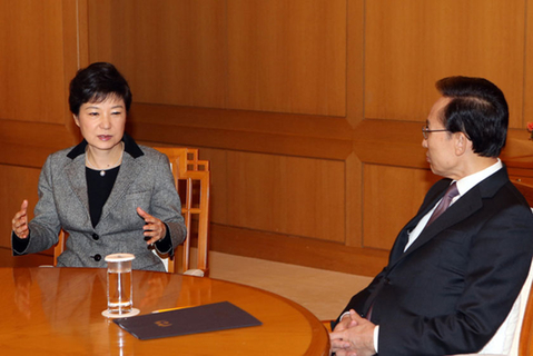 2013年2月12日，朝鲜中央通讯社报道，朝鲜当天成功进行了第三次地下核试验。中国外交部对此表示坚决反对。韩国总统李明博当天召集了紧急安保会议，韩国军方也正式进入对应朝鲜核试验的紧急状态。日本首相安倍晋三宣布，日本将采取包括单独制裁在内的各种手段应对朝鲜核试验。