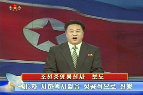 2月12日，朝鲜中央通讯社报道，朝鲜当天成功进行了第三次地下核试验，称其核试验使用小型化原子弹，测试结果完美。中国外交部对朝鲜核试验表示坚决反对。韩国总统李明博当天召集了紧急安保会议，韩国军方也正式进入对应朝鲜核试验的紧急状态。日本首相安倍晋三宣布，日本将采取包括单独制裁在内的各种手段应对朝鲜核试验。图为（视频截图）2月12日，朝鲜男播音员播报第三次核试验成功消息。    东方IC