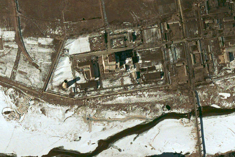 2013年2月12日，朝鲜中央通讯社报道，朝鲜当天成功进行了第三次地下核试验。中国外交部对此表示坚决反对。韩国总统李明博当天召集了紧急安保会议，韩国军方也正式进入对应朝鲜核试验的紧急状态。日本首相安倍晋三宣布，日本将采取包括单独制裁在内的各种手段应对朝鲜核试验。