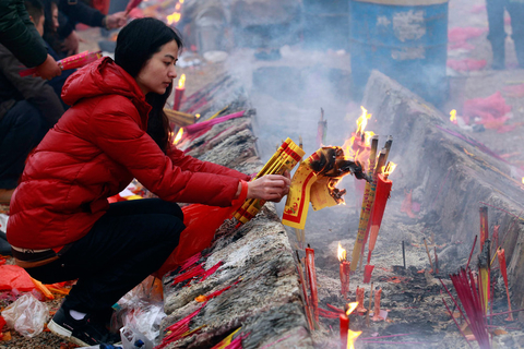 武汉近40万香客陆续涌往归元寺,以敬香迎财神的方式,为蛇年祈福