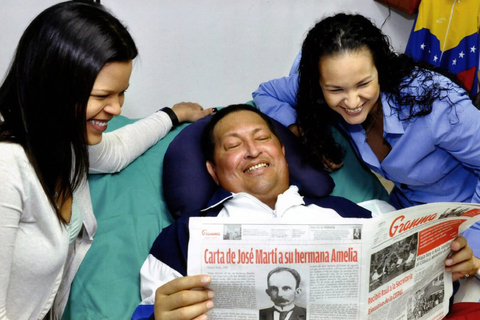 2月15日，委内瑞拉政府公布了查韦斯自2012年12月赴古巴接受第四次癌症治疗手术后的首批照片。委内瑞拉新闻部长表示，查韦斯目前仍需依靠呼吸管呼吸，因此很难说话。现年58岁的查韦斯在2011年确诊患上癌症后，于2012年12月11日在古巴接受第四次手术，之后他便一直没有公开露面。   CFP