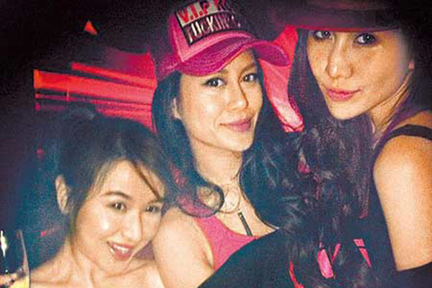 赌王四房千金何超盈经常与林建岳的女儿林爱儿出双入对，两人之前被拍夜蒲，原来是庆祝林爱儿26岁生日，出席派对的朋友均穿上黑底粉红字slogan tee，超盈穿的写上Oiyi is mine（爱儿属于我的），高调地宣示两人的亲密关系。