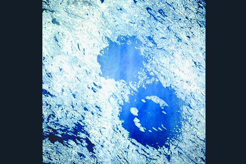 加拿大清水湖(Clearwater Lakes)：魁北克省加拿大地盾(Canadian Shield)上的两个环形湖(陨石坑)，大约是在2.9亿年前由一对小行星在哈得孙湾海湾附近发生撞击形成。两个陨石坑中较大的一个是直径为20英里(32公里)的西清水湖，较小的东清水湖的直径为13.7英里(22公里)。这些湖之所以会成为非常受欢迎的旅游胜地，可能是因为这里点缀得大量小岛形成了一系列美丽的小岛“链”。这些湖出名的另一个原因是它们拥有清澈见底的湖水。