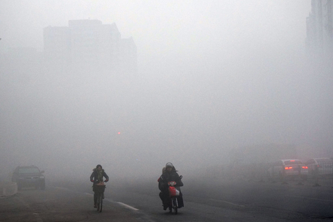 2月17日，北京春节后再次出现雾霾天气，部分地区能见度不足500米，空气质量为中度或重度污染。    小山/CFP