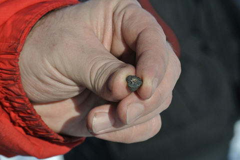 2013年2月18日，俄罗斯车里雅宾斯克，一名男子展示在切巴尔库尔湖附近发现的陨石碎片。    Butsenko Anton/东方IC