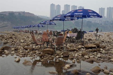 近期受气候干旱等因素影响，重庆长江、嘉陵江水位不断降低，大片枯水的河床成为市民新觅的休闲地。图为2月18日，重庆市民在嘉陵江边休闲游玩。     人长江/CFP